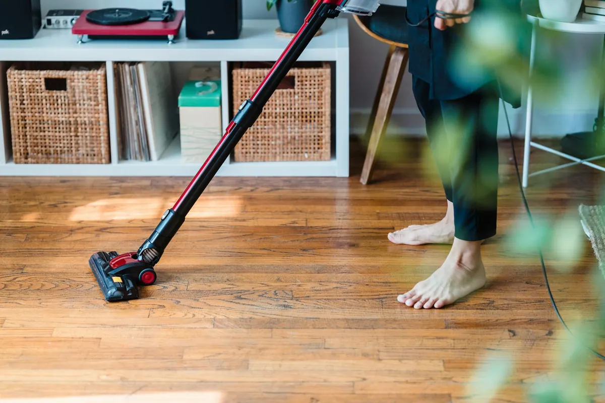 Dyson V8 cordless vacuum hardwood floor pet hair