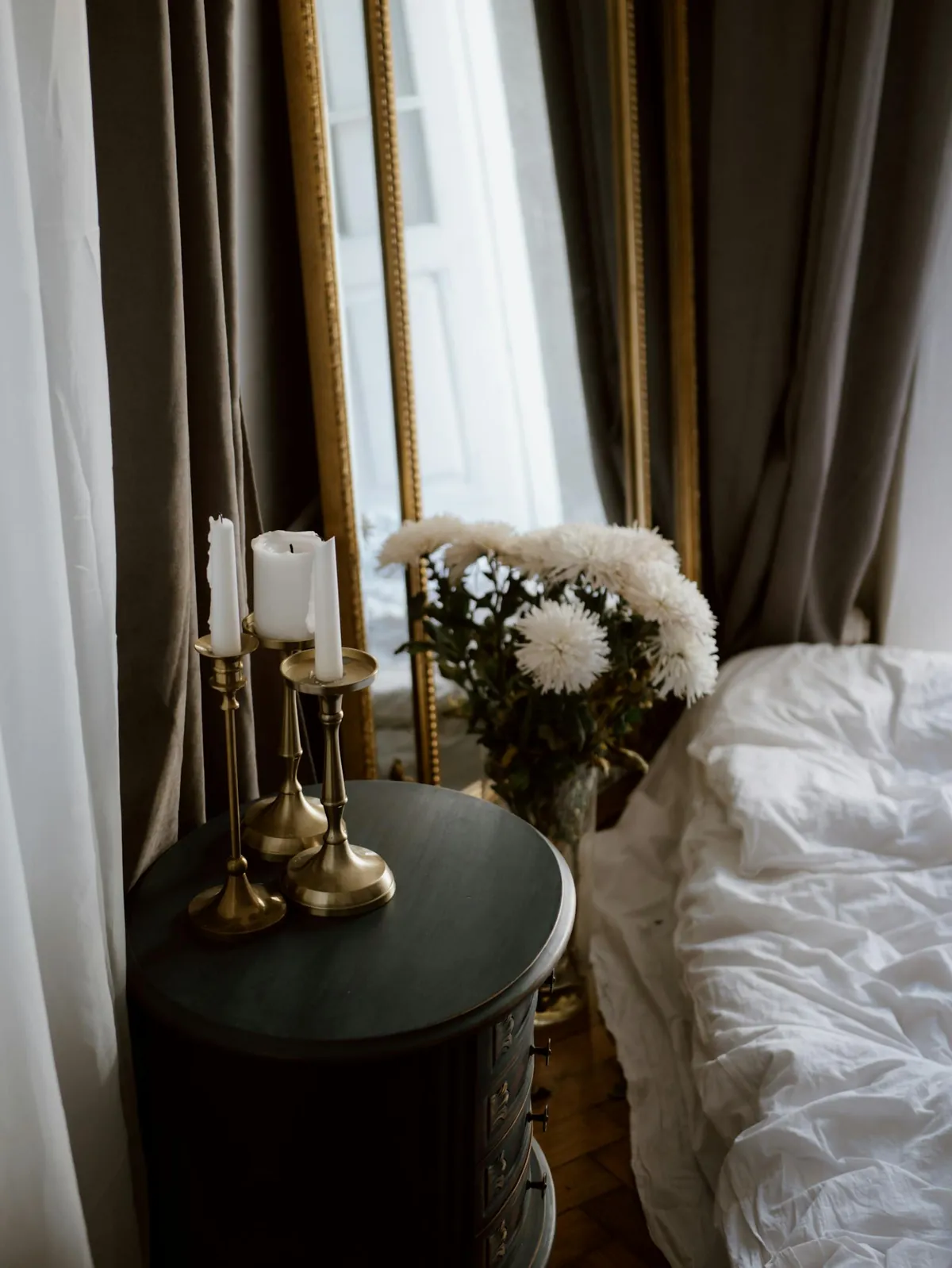 small bedroom decor cozy white
