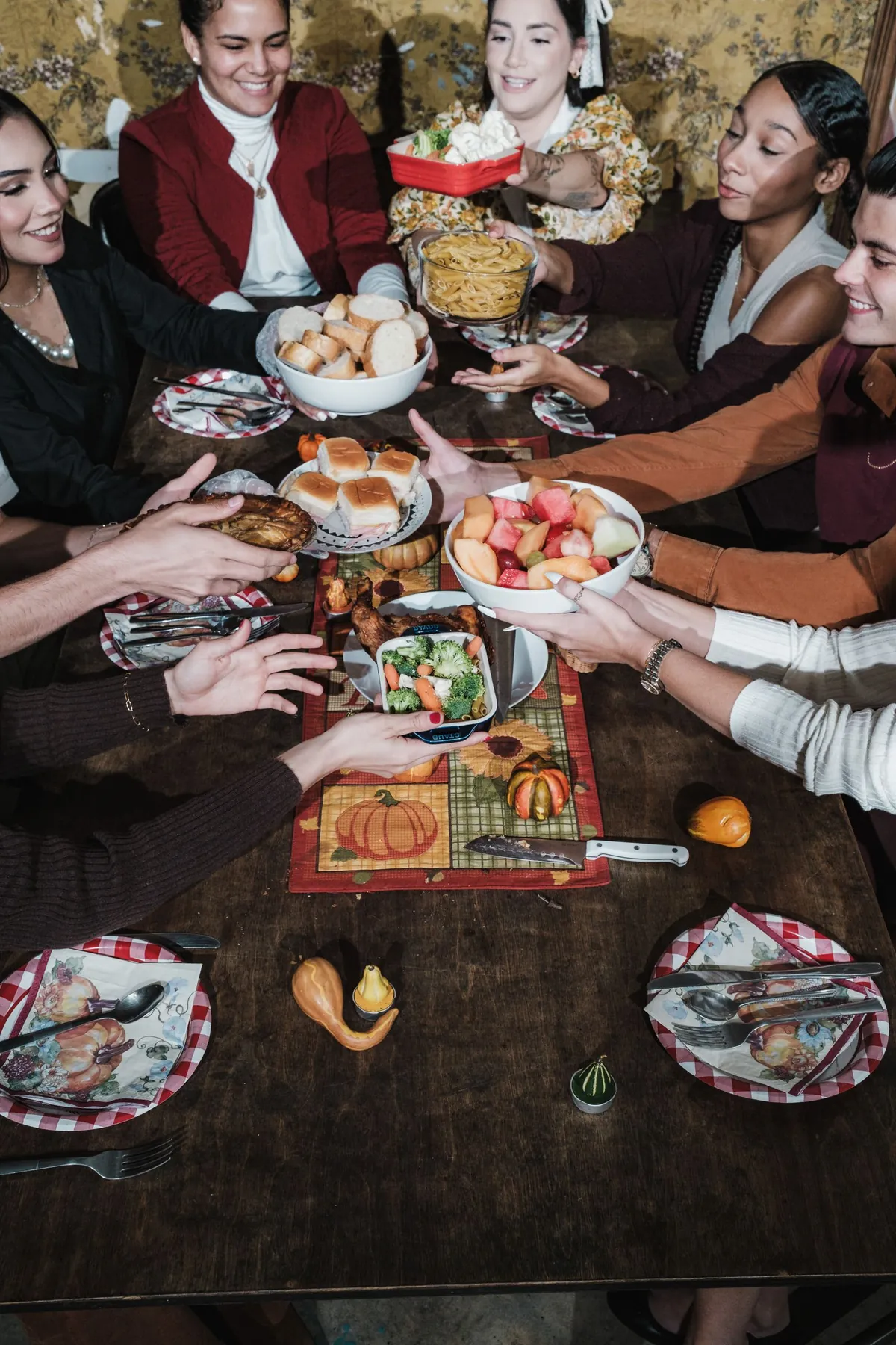 thanksgiving dinner table family